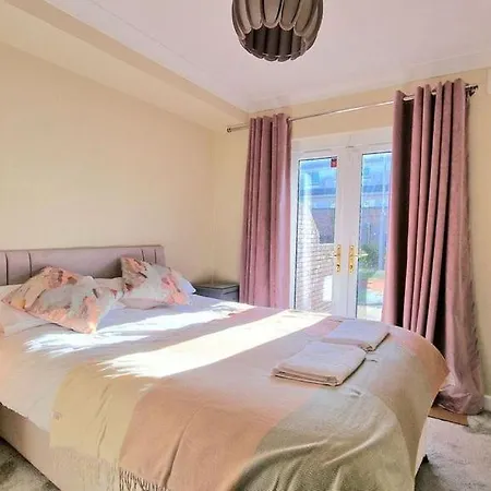 Cosy Two Bedroom *